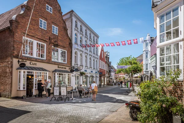 Menschen Einem Café Mit Dänischen Flaggen Der Malerischen Stadt Tonder — Stockfoto