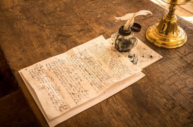 Danimarka 'da Ağustos 2025' te ahşap bir masada 1586 'dan kalma el yazısıyla eski bir kağıt sergilendi.