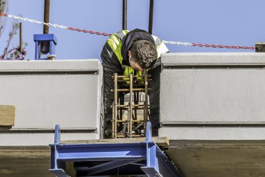 Bir işçi, Veliaht Prenses Mary köprüsünün Roskilde Firth, Frederikssund, Danimarka, 3 Mayıs 2019 üzerindeki son döküm için demir çubukları takar.