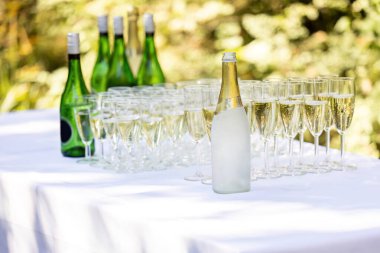 Dışarıda köpüklü şarap kadehleri olan zarif bir şampanya resepsiyonu.