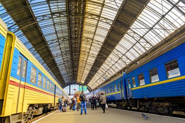 Lviv, Ukrayna - Eylül 29, 2016:Trains Lviv Tren istasyonunda