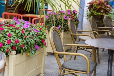 Çiçeklerle süslü sokak Cafe