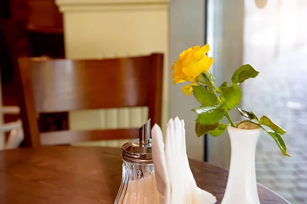 咖啡桌上的黄玫瑰 — 图库照片