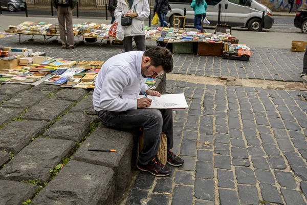 Lviv Oekraïne September 2016 Kunstenaar Haalt Straat Papier — Stockfoto