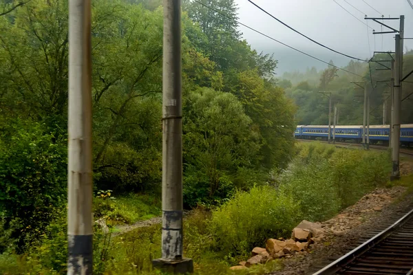 Pociąg Pasażerski Pośród Gór — Zdjęcie stockowe
