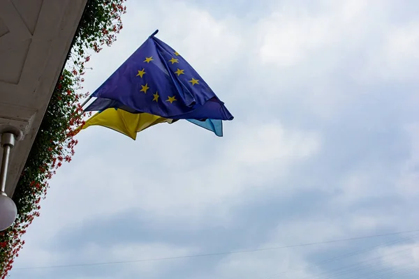 Bandeira Europeia Ucraniana Fundo Céu Nuvens — Fotografia de Stock