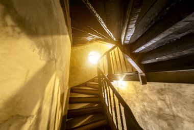 Bir ahşap merdiven ve yuvarlak bir pencere ile eski merdiven