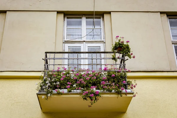 Alter Balkon Mit Roten Blumen Dekoriert — Stockfoto