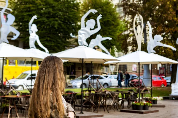 Lviv Ucrania Septiembre 2016 Figuras Bailarinas Cafetería Sombrillas Callejeras —  Fotos de Stock