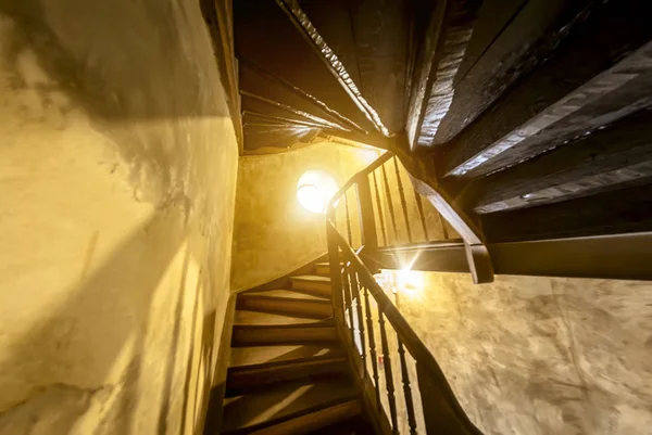 Bir ahşap merdiven ve yuvarlak bir pencere ile eski merdiven