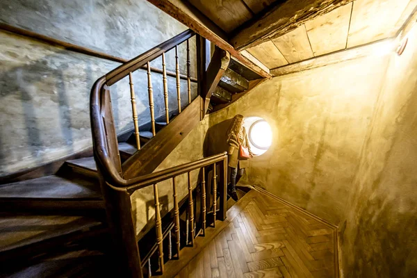 Kız eski giriş yuvarlak pencere tarafından duruyor