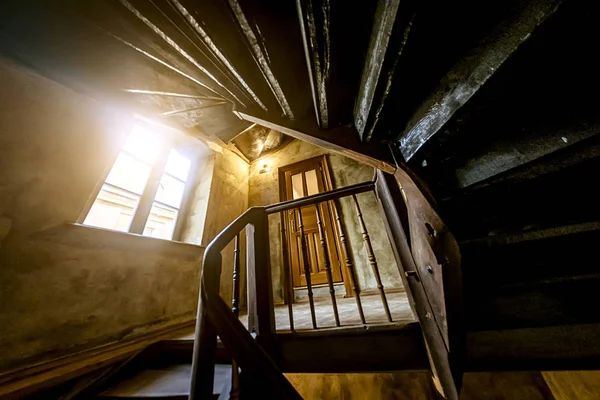 Eski merdiven için giriş kapıları