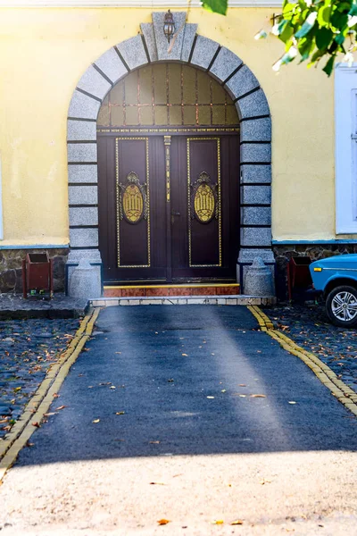 要塞にアーチ型ドア — ストック写真