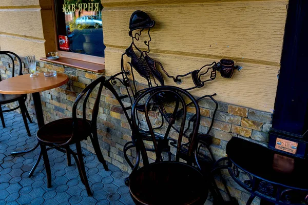 町のリヴィウ ウクライナ 2016 Street カフェ コーヒーのカップを持つ男性の鉄の彫刻 — ストック写真