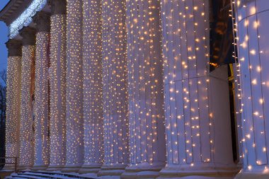 Beyaz ayağı çelenk ile dekore edilmiş.