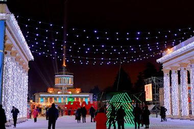 Kiev, Ukrayna - 10 Ocak, parlak ışıklar ve süslemeleri ışığında gece parkta 2017:Winter. VDKNh, ekonomik başarıları Sergisi