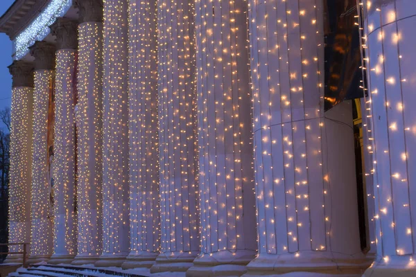 Beyaz ayağı çelenk ile dekore edilmiş.