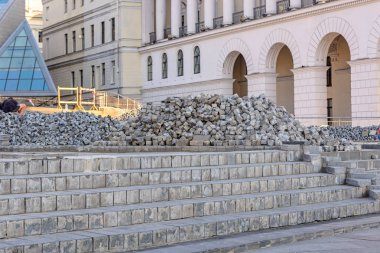 Kaldırım taşları kasaba meydanında kırık.