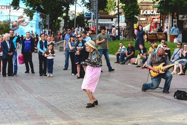 Kiew Ukraine Juni 2017 Großmutter Tanzt Rock Auf Der Straße — Stockfoto
