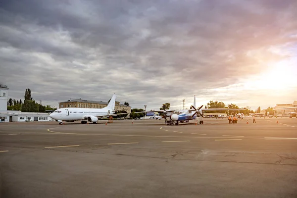 Αεροσκάφος Στο Αεροδρόμιο Κατά Του Ηλιοβασιλέματος — Φωτογραφία Αρχείου