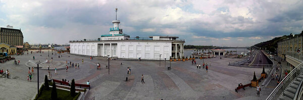 Киев, Украина - 03 июня 2017 г.: Отремонтированная Почтовая площадь в Киеве. Ривер Стейшен Панорама
