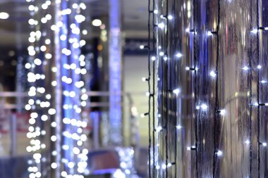 Bir demir sütun garland. Odak, sütunun sağ tarafında