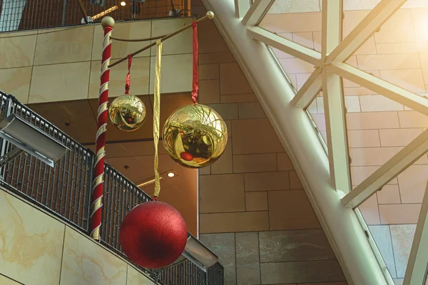 大きなクリスマス ツリーのボールは ショッピング モールでぶらぶら 調子を整える — ストック写真