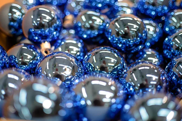 Birçok Gümüş Cam Noel Topları Bulanıklık Sığ Derinlik Tarla Stok Fotoğraf