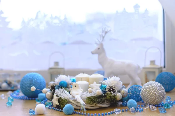 Weihnachtliches Arrangement Aus Weiß Und Blau Fokus Auf Den Vogel — Stockfoto