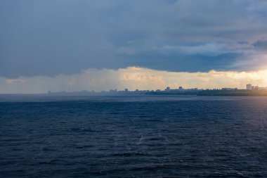 Ağır öncesi tehdit bulutlar Nehri. Damla yağmurdan önce.
