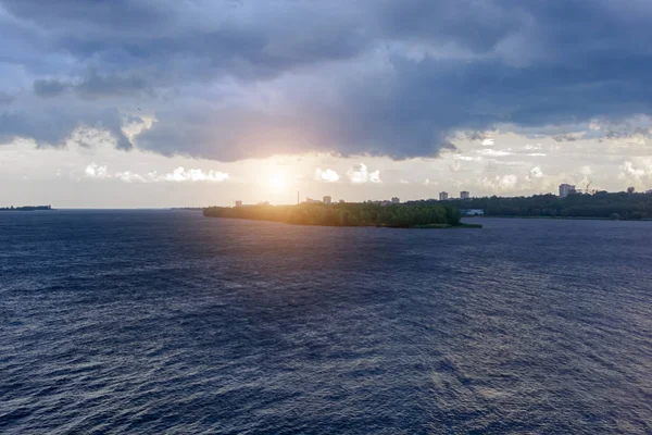 Zware Pre Bedreiging Wolken Boven Rivier Voordat Regen Druppels — Stockfoto