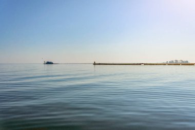 Nehir kum çekme su içinde. Yaz rüzgarsız hava