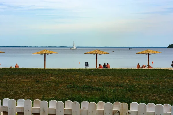 Vacanze Mare Ombrelli Paglia Sulla Costa Yacht All Orizzonte — Foto Stock