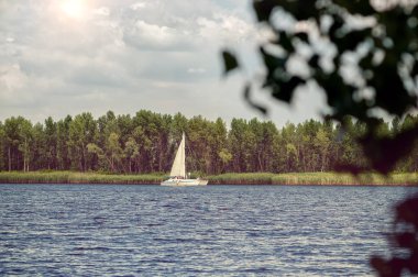 Nehir kıyısında yat. Fotoğraflar tonlama