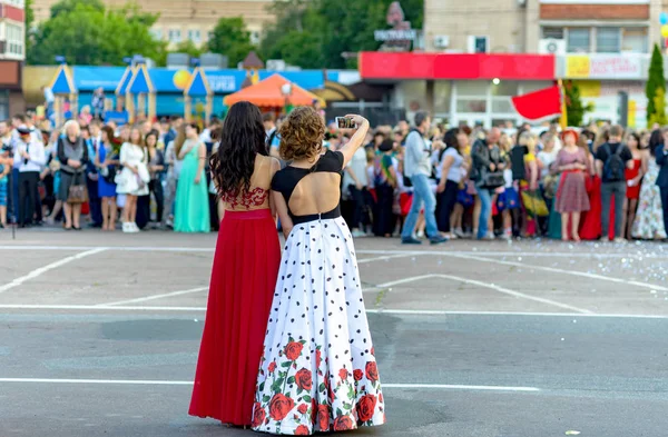 May 2016 Черкассы Украина Две Девушки Ярких Платьях Фотографируются Фоне — стоковое фото