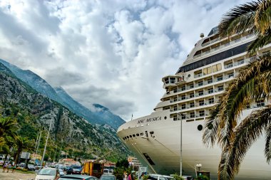 Kotor, Karadağ, 2 Haziran 2017. Büyük ve güzel cruise gemisi Msc Musica moored liman, Kotor, Karadağ