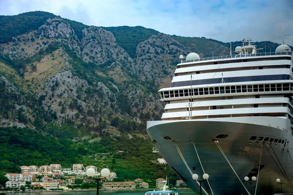 Kotor Montenegro Junio 2017 Crucero Puerto Marítimo Sobre Fondo Las — Foto de Stock