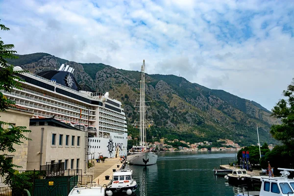 Kotor Montenegro Juni 2017 Jacht Der Nähe Des Kreuzfahrtschiffes Kotor — Stockfoto