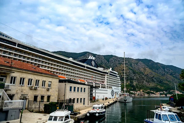 Κότορ Μαυροβούνιο Ιουνίου 2017 Γιοτ Κοντά Κρουαζιερόπλοιο Kotor Μαυροβούνιο — Φωτογραφία Αρχείου