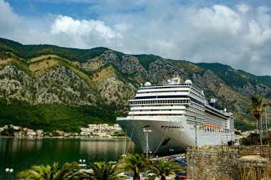 Bir büyük yolcu gemisi liman Kotor, Karadağ.