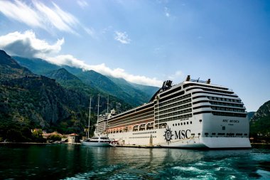 Kotor, Karadağ, 2 Haziran 2017: Cruise gemisi liman Dağları arka planı içinde