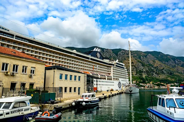 Kotor Montenegro Junio 2017 Yate Cerca Del Crucero Kotor Montenegro — Foto de Stock