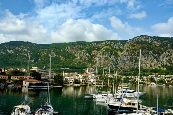 Σκάφη Κεραίες Στο Λιμάνι Του Κότορ Μαυροβούνιο — Φωτογραφία Αρχείου