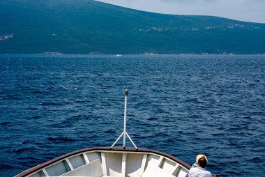 Deniz demir gemi önden görünümü