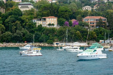 Denizin şehir Herceg Novi yakınındaki beyaz Yatlar