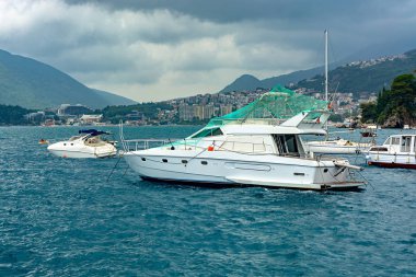 Denizin şehir Herceg Novi yakınındaki beyaz Yatlar