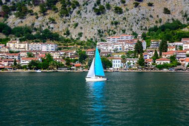 Mavi yelken yüzer deniz kıyısında boyunca ile yat