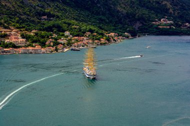 Büyük yelkenli gemi denizde