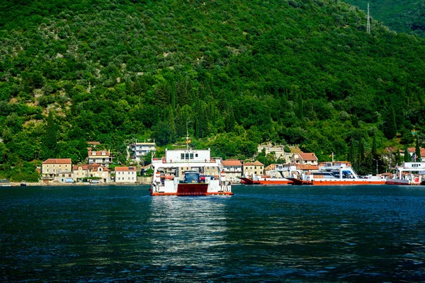 Traghetto Trasporta Autobus Persone Mare — Foto Stock