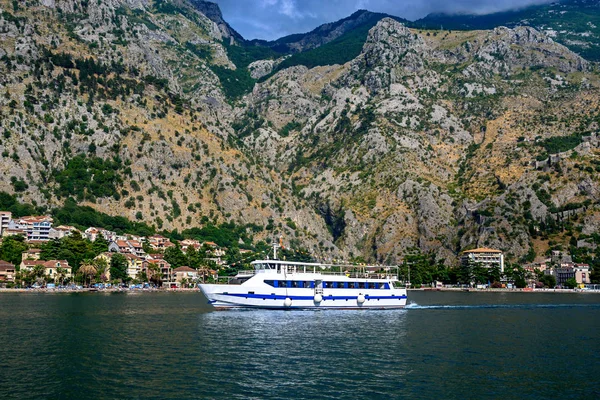 Weißes Passagierschiff Fährt Auf Dem Seeweg Entlang Der Küste — Stockfoto